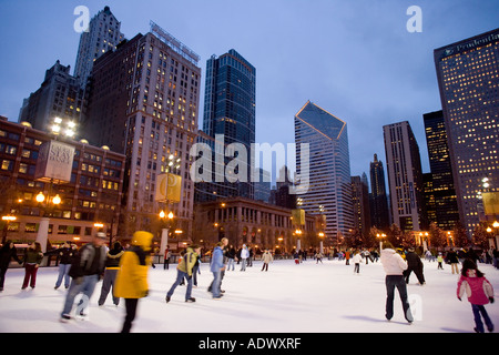 Skater in Eisbahn im Millennium Park Chicago (Illinois) Stockfoto