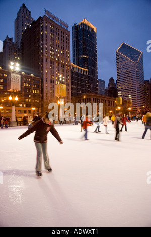 Skater in Eisbahn im Millennium Park Chicago (Illinois) Stockfoto