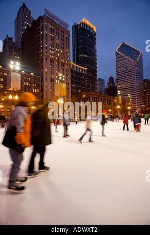 Skater in Eisbahn im Millennium Park Chicago (Illinois) Stockfoto