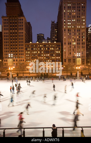 Skater in Eisbahn im Millennium Park Chicago (Illinois) Stockfoto