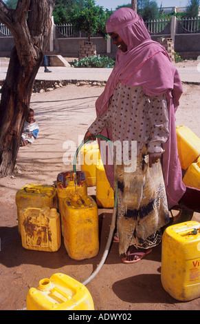 Frau ist Wasser in Binnenvertriebene s Lager in Hargeisa Somaliland abrufen. Stockfoto