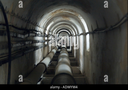 Im Inneren der Aquädukt - Aqueduto Das Aguas Livres. Die Rohre verfügen nun über das Wasser, das Lissabon mit Wasser versorgt. Stockfoto
