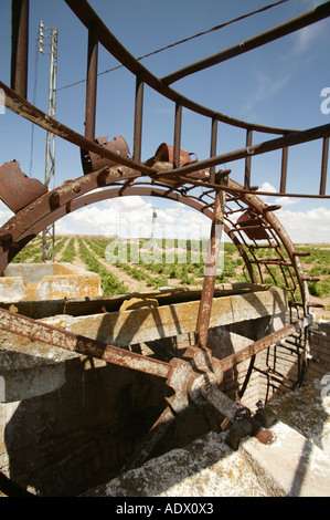 Altes Wasserbewässerungssystem für die Landwirtschaft Stockfoto