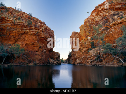 Roten Felsen mit Gum Bäumen, Ellery Creek Big Hole, West MacDonnell Ranges Northern Territory Australien Stockfoto