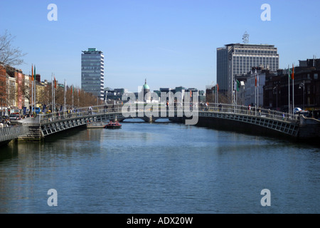 O Connell Bridge ist eine Straßenbrücke über den Fluss Liffey in Dublin mit Liberty Hall Stockfoto