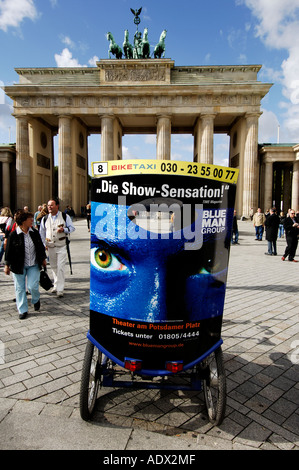 Berlin Dreirad Taxi vor dem Brandenburger Tor Stockfoto