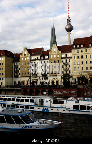 Berlin Tourist Schifffahrt auf der Spree Fluss Nikolai Viertel mit der Nicolai-Kirche und der Fernsehturm im Hintergrund Stockfoto