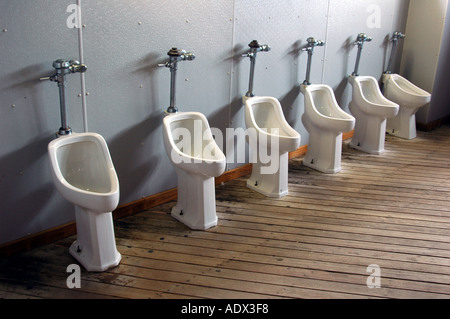 Zeile der Urinale mit keine Teiler in einem Badezimmer Stockfoto