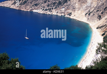 Yacht, verankert in der Bucht vor Myrtos Strand Kefalonia Ionische Inseln Griechenland Mittelmeer Europa Stockfoto
