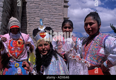 Schönheitskönigin Tänzerin Vorbereitung auf eine Prozession Arequipa Day Feierlichkeiten August Chivay Colca Tal Peru Südamerika Stockfoto