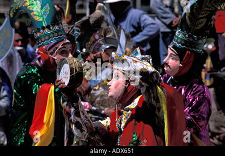 Tänzerinnen in einer Prozession Arequipa Day Feierlichkeiten am 15. August maskiert Chivay Colca Canyon Peru Südamerika Stockfoto