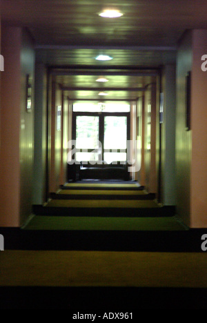 Architektur Flur Flur Lichter lange Hallenwänden Teppich dunkel Hotel Büro Mehrfamilienhaus Konzept Perspektive Tiefe archi Stockfoto