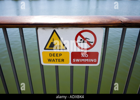 Tiefes Wasser kein Schwimmen am Ufer signiert Stockfoto