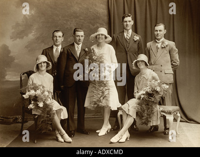 Hochzeitsgruppenfoto der 20er Jahre mit Braut und Bräutigam von Foulds und Hibberd Ltd, 20er Jahre, Großbritannien um 1924 Stockfoto