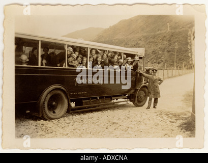 Schule Kinder auf einen Bus, der in den 1920er oder 1930er auf einem Tagesausflug, Zeitvertreib, Großbritannien Stockfoto