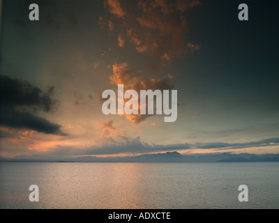 Schöne Wolkenbildung bei Sonnenuntergang am Gardasee in der Nähe von Peschiera del Garda Nord-Italien Stockfoto