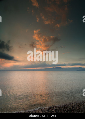 Schöne Wolkenbildung bei Sonnenuntergang am Gardasee in der Nähe von Peschiera del Garda Norditalien vertikale Stockfoto