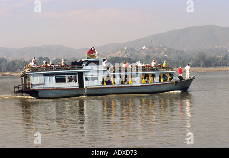 Boot mit Touristen auf dem Weg, die MINGUN Pagode und BELL Mandalay Myanmar Birma zu besuchen Stockfoto