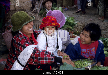 Glückliche Familie, die Arbeit in einem Gemüsemarkt am frühen Morgen Burma Myanmar Stockfoto