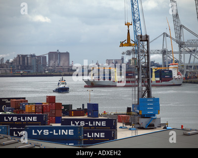 Meer Hafen von Rotterdam mit Coaster beladen mit Container Fracht und Schlepper Boot Rotterdam Niederlande Stockfoto
