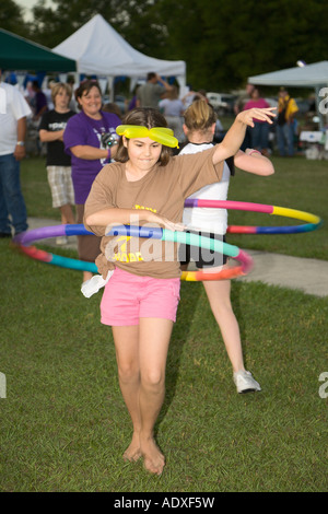 Junge Mädchen im Teenageralter konkurrieren in Hoola-Hoop-Contest am American Cancer Society Relay For Life Charity-Event in Ocala, Florida Stockfoto