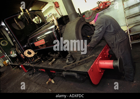 Ingenieur auf dem Kessel einer Dampflok bei Bala Lake Railway Bala Gwynedd North Wales UK GB Stockfoto