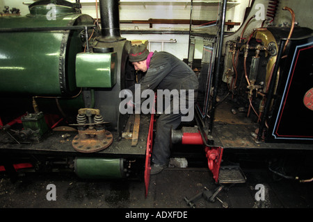 Ingenieur auf dem Kessel einer Dampflok bei Bala Lake Railway Bala Gwynedd North Wales UK GB Stockfoto