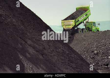 Kipper LKW entladen Kohle auf Halde am Tagebau Kohlenmine in Landschaft in der Nähe von Bridgend, South Wales, UK Stockfoto