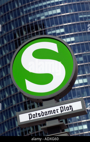 U-Bahn-Schild auf dem Potsdamer Platz in Berlin 2005 Stockfoto