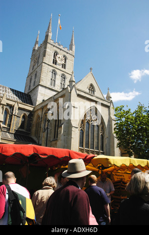 Massen von Markt um außerhalb von Southwark anglikanische Kathedrale in der Nähe der Borough Market in Central London England Stockfoto