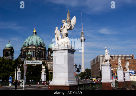 Viele Statuen auf der Schlossbrucke-Brücke in Mitte Berlin Stockfoto