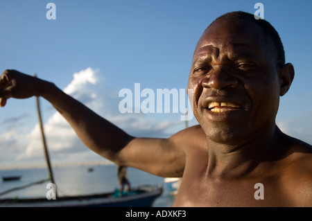 Afrikanische Fischer am frühen Morgen spricht über seine Arbeit auf der Insel Ilha de Mosambik Mosambik zum Weltkulturerbe Stockfoto
