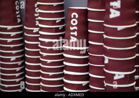 Papier Getränke Tassen im Costa Coffee Shop, UK Stockfoto