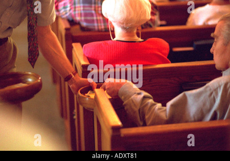 Übergabe der Sammlung Platte an Gemeindeglied einläuten. Western Springs, Illinois USA Stockfoto