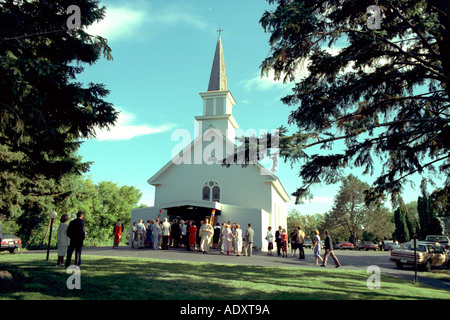 Priester, die Begrüßung der Hochzeitsgäste in der katholischen Kirche. Excelsior Minnesota USA Stockfoto