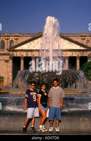 3, 3, Mexikaner, Vater, Sohn, Tochter, Eingang, Degollado Theater, das Teatro degollado, Guadalajara, Jalisco, Mexiko Stockfoto