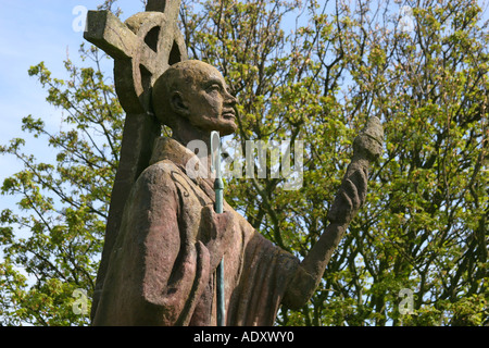 Statue des Heiligen Cuthbert im Priorat Gelände auf Holy Island, Northumberland. Stockfoto