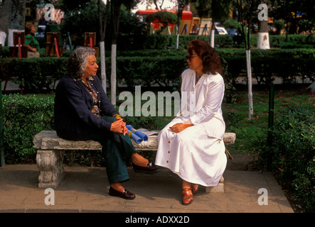 2, 2, Mexikaner, mexikanische Frauen, Reden, Plaza del Carmen, San Angel, Mexico City, Distrito Federal, Mexiko Stockfoto