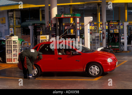 Mexikanische Mann, Tankwart, der Reifendruck, Gastank, Pemex Tankstelle, Tankstelle, Mexico City, Distrito Federal, Mexiko Stockfoto