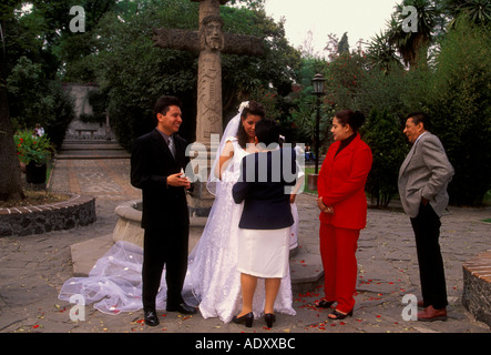 Mexikanische Volk, Braut und Bräutigam, Brautpaare, Mann und Frau, Hochzeitsgäste, San Jacinto, Kirche San Angel, Mexico City, Distrito Federal, Mexiko Stockfoto