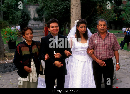 Mexikanische Volk, Braut und Bräutigam, Brautpaare, Mann und Frau, Hochzeitsgäste, San Jacinto, Kirche San Angel, Mexico City, Distrito Federal, Mexiko Stockfoto