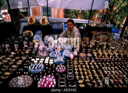 Mexikanische Mann, Schmuck Lieferanten, Samstag, Basar, Bazar Sabado, San Jacinto Plaza, San Angel, Mexico City, Distrito Federal, Mexiko Stockfoto