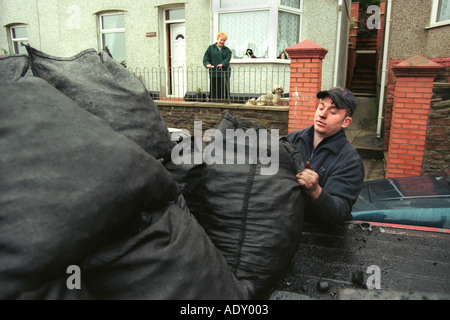 Machen Konzessionär Kohle zu liefern, Witwe eines Bergmanns in den Tälern des Dorfes von Llanhilleth South Wales UK Stockfoto