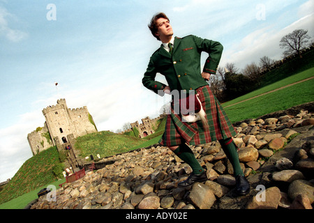 Mann trägt Welsh kilt in St Davids Tartan bei Cardiff Castle South Wales UK Stockfoto