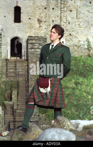 Mann trägt Welsh kilt in St Davids Tartan bei Cardiff Castle South Wales UK Stockfoto