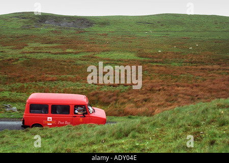 Royal Mail rot Gemeinschaft PostAuto Fahrt durch offene Landschaft in der Nähe von Aberystwyth Ceredigion Wales UK Stockfoto