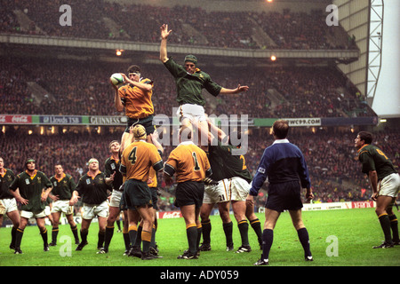 Australien V Südafrika Rugby-Mannschaften ein Länderspiel im Regen in Twickenham England UK lineout Stockfoto