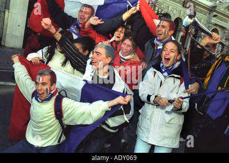 Französischer Rugby-union-Fans kommen für ein Länderspiel in Cardiff Wales UK Stockfoto