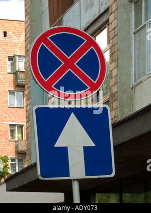 Kein stoppen unterzeichnen und eine Richtung traffic control Zeichen in Gomel Weißrussland Stockfoto