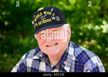 ILLINOIS Libertyville reifer Mann tragen Zweiter Weltkrieg veteran Baseball Cap USA Flaggen und pins Stockfoto